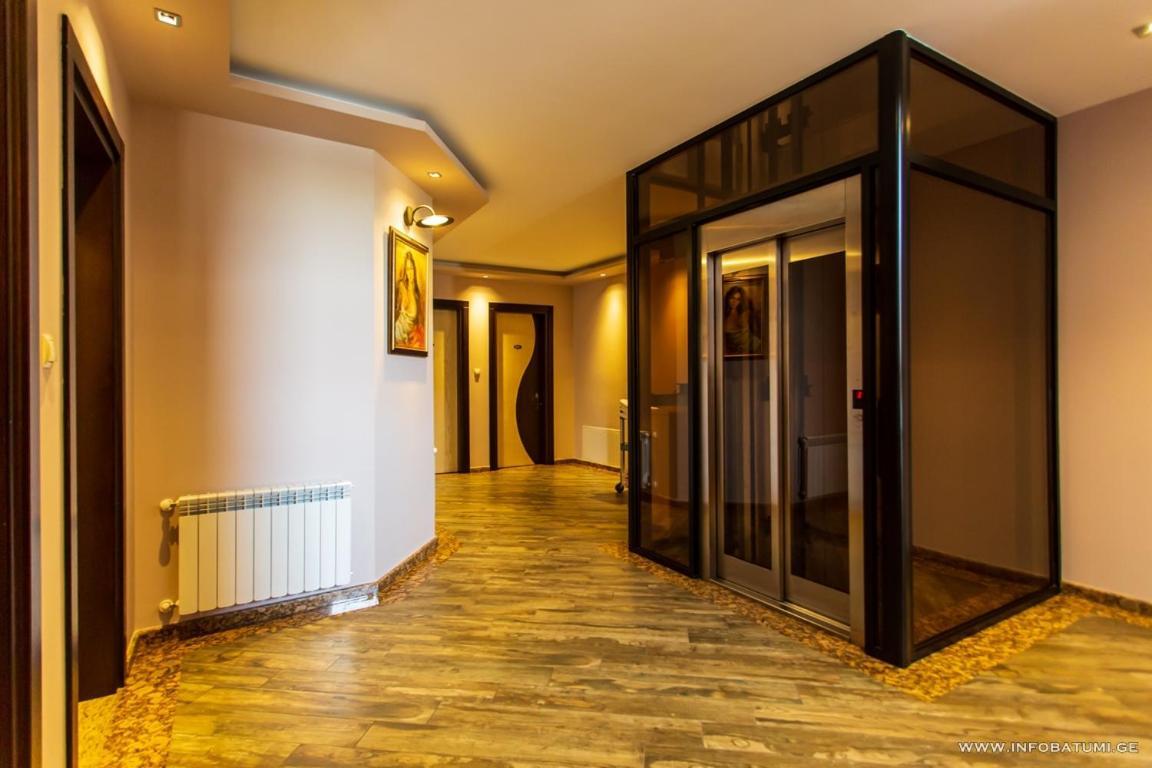 Hotel Light Palace バトゥーミ エクステリア 写真